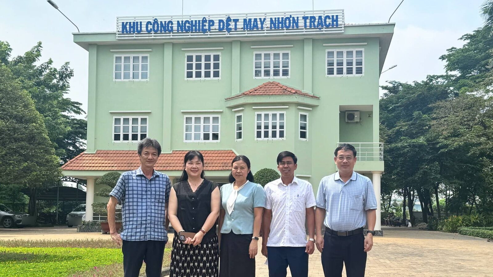 Chụp ảnh chung trước toà nhà Khu công nghiệp Dệt May Nhơn Trạch.