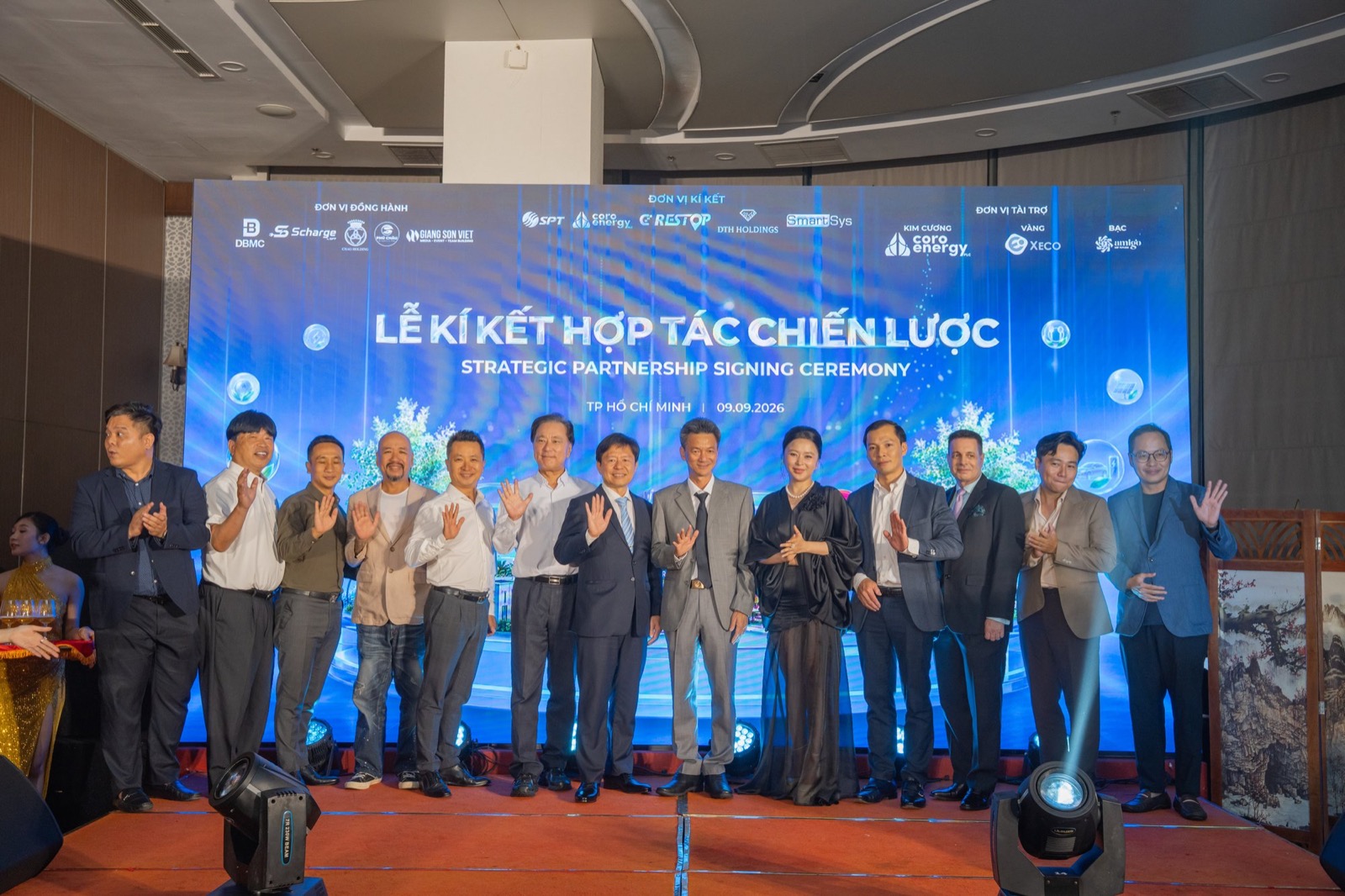 Đại diện các bên ký kết đứng thành hàng trên sân khấu trước màn hình LED Lễ ký kết hợp tác chiến lược, TP. Hồ Chí Minh 09.09.2026